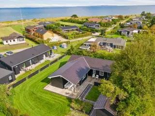 Charmerende sommerhus- tæt på strand, ro og livskv
