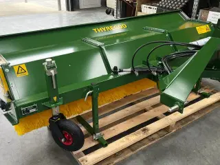 Thyregod TK 2800 med nylon børster og hydraulisk sving. brede 2800 og feje brede 2500
