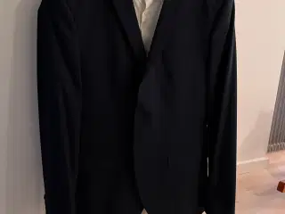Mørkeblåt jakkesæt, konfirmation