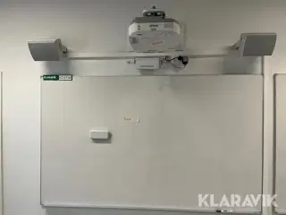 Projector Epson med whitebordtavle og højtaler
