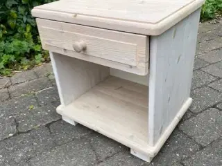 Sengebord i Fyrretræ