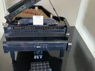 LEGO piano bygget