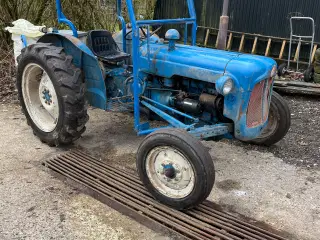 Dexta diesel med vogn 