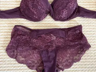 Femilet nyt blondebhsæt str 38. Bh str 70 B