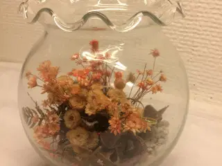 Glas med blomster og Pæne Smykkeskrinpr stk 25 kr 