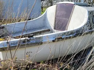 Gammel fiber båd med sænkekøl gives væk