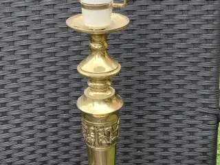 Gammel høj lampe i messing