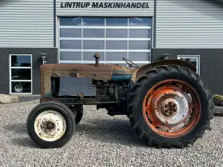 Fordson Major Motoren mangler, men mange god dele.