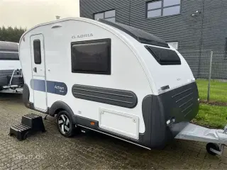 2023 - Adria Action 361 LH Panorama   Enkeltsenge med elevation, endekøkken, panorama-vindue, el-gulvvarme, Bluetooth højttalere, USB-stik, Enduro aut. mover