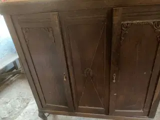 Dækketøjsskab