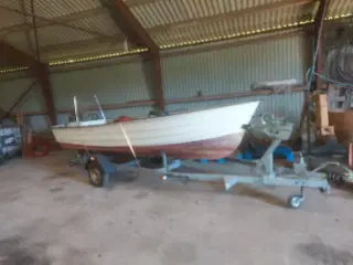 Båd med trailer, Evt, bytte med 2 hjulet køretøj.