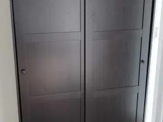 Reol i sort træ