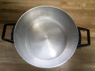 Gryde med låg, gammel