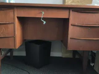 Teaktræ skrivebord 
