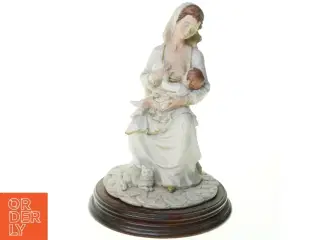 Figur af ammende moder (str. 30 x 21 cm)