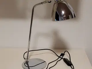 Skrivebordslampe i krom med indbygget lysdæmper
