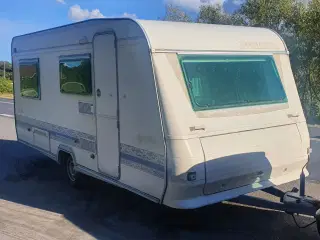 Skøn campingvogn, med nyere Capri Lux fortelt.