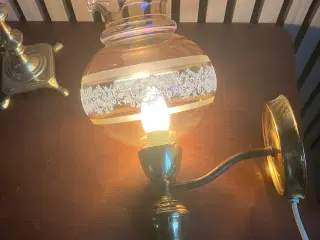 Væglampe med ravfarvet glas