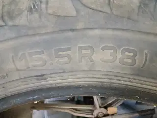 2 stk fine Taurus traktor bagdæk.