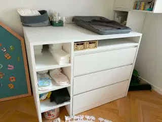 Puslebord m. Kommode og puslepude