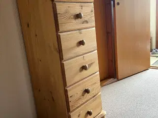 Kommode i fyrtræ