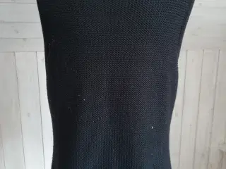 Sort strikket vest med pynteknapper