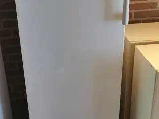 Fritstående køleskab.