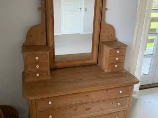 Flot gammel chatol med spejl