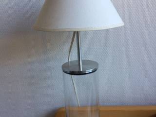Bordlampe med skærm.