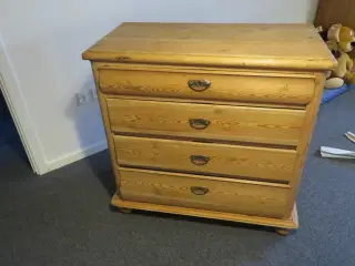 Kommode i afsyret fyrretræ