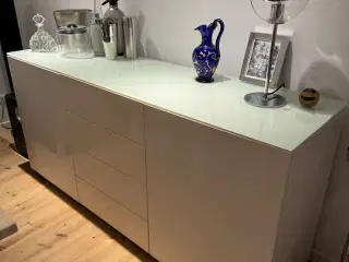 Skænk, hvid højglans lakeret, med hvid glas top