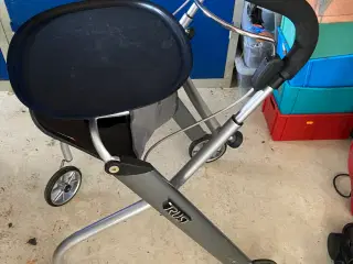 Rollator med bakke og kurv