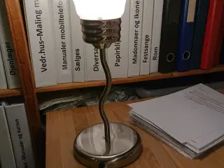 Bordlampe ligner pære