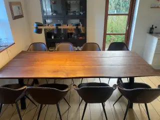 Spisebord i amerikansk valnød