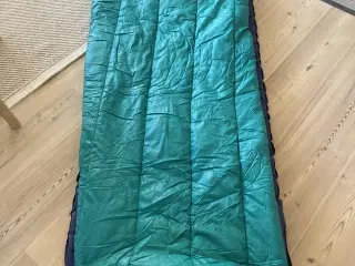 Sovepose fra Ajungilak STAR TWIN i grøn og lilla