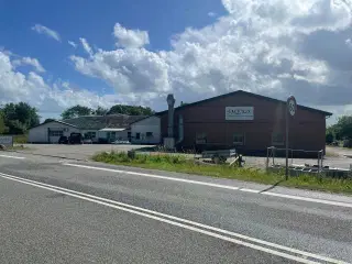 Industriejendom med regulære 4 haller og flotte velfærdsrum