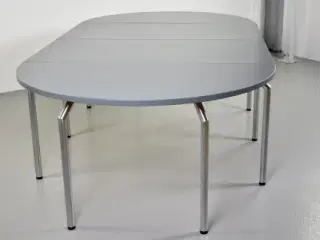 Bent krogh mødebord med nymalet grå bordplade på ben i krom