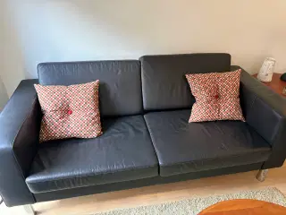 Flot lædersofa sort.