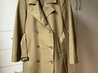 Ny, lys olivengrøn Magasin du Nord trenchcoat str.