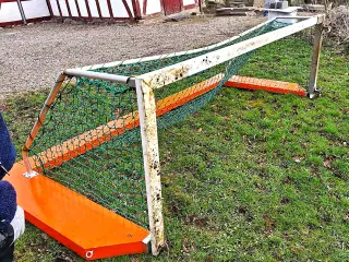 2 vandpolomål sælges