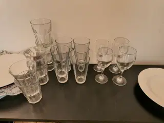 Glas og tallerkener