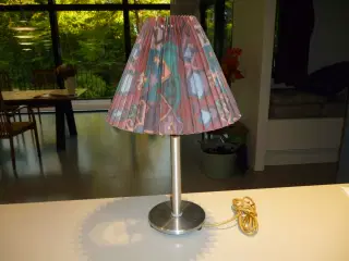 Solid bordlampe incl. skærm sælges. 