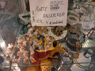 En pæn samling halskæder i natursten