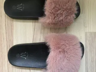 Åben sandal med rosafarvet plys