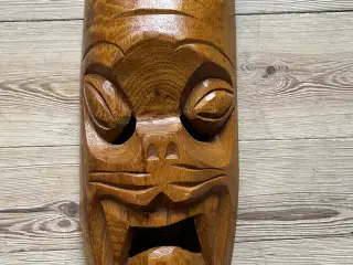 Maske i lyst træ