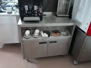 Rustfri stålbord med indhold, uden espressomaskine og milkshake maskine