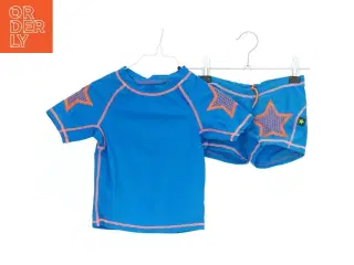 Badesæt med blå T-shirt og badebukser med stjerner (str. 86)