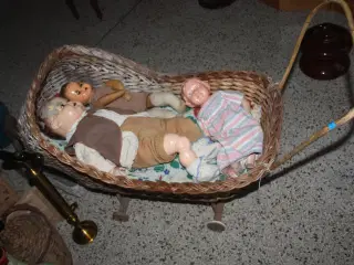 Antik dukke-barnevogn med dukker