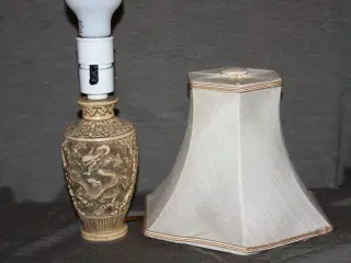 Asiatisk bordlampe med udskæringer