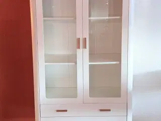 Hvidt vitrineskab med glaslåger